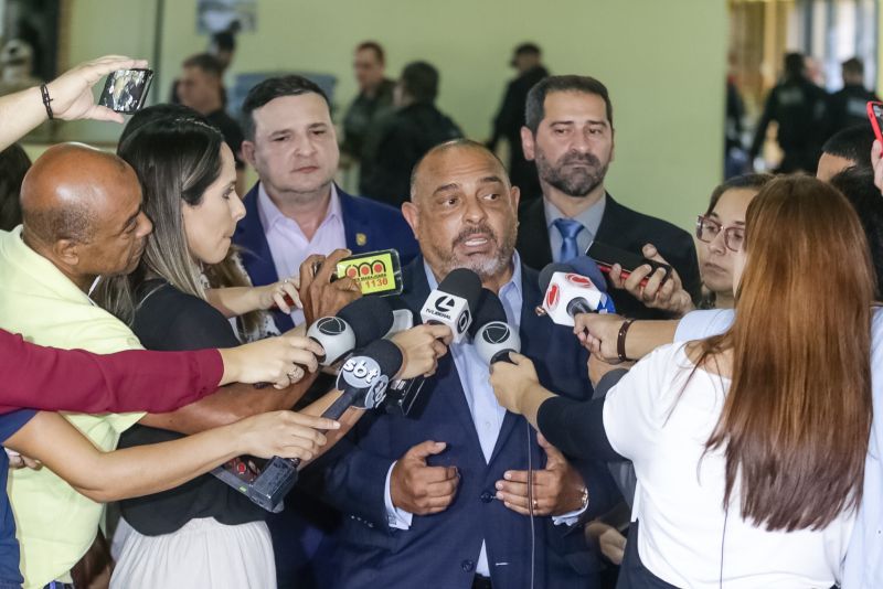 Chegada da força tática  de  intervencão   penitenciária.

Os 40 agentes da Força-Tarefa de Intervenção Penitenciária (FTIP), que chegaram na tarde desta quarta-feira (31) a Belém, vão atuar no treinamento dos novos agentes prisionais da Susipe.

FOTO: BRUNO CECIM / AGÊNCIA PARÁ
DATA: 31.07.2019
BELÉM - PARÁ <div class='credito_fotos'>Foto: Bruno Cecim / Ag.Pará   |   <a href='/midias/2019/originais/5233_20190731180344_img_6957-1600x1067.jpg' download><i class='fa-solid fa-download'></i> Download</a></div>