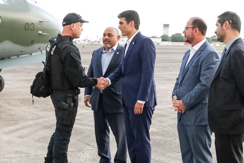 Chegada da força tática  de  intervencão   penitenciária.

Os 40 agentes da Força-Tarefa de Intervenção Penitenciária (FTIP), que chegaram na tarde desta quarta-feira (31) a Belém, vão atuar no treinamento dos novos agentes prisionais da Susipe.

FOTO: BRUNO CECIM / AGÊNCIA PARÁ
DATA: 31.07.2019
BELÉM - PARÁ <div class='credito_fotos'>Foto: Bruno Cecim / Ag.Pará   |   <a href='/midias/2019/originais/5233_chegadadaforcataticadeintervencaopenitenciaria-brunocecim-agpara1.jpg' download><i class='fa-solid fa-download'></i> Download</a></div>