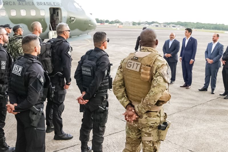Chegada da força tática  de  intervencão   penitenciária.

Os 40 agentes da Força-Tarefa de Intervenção Penitenciária (FTIP), que chegaram na tarde desta quarta-feira (31) a Belém, vão atuar no treinamento dos novos agentes prisionais da Susipe.

FOTO: BRUNO CECIM / AGÊNCIA PARÁ
DATA: 31.07.2019
BELÉM - PARÁ <div class='credito_fotos'>Foto: Bruno Cecim / Ag.Pará   |   <a href='/midias/2019/originais/5233_chegadadaforcataticadeintervencaopenitenciaria-brunocecim-agpara2.jpg' download><i class='fa-solid fa-download'></i> Download</a></div>