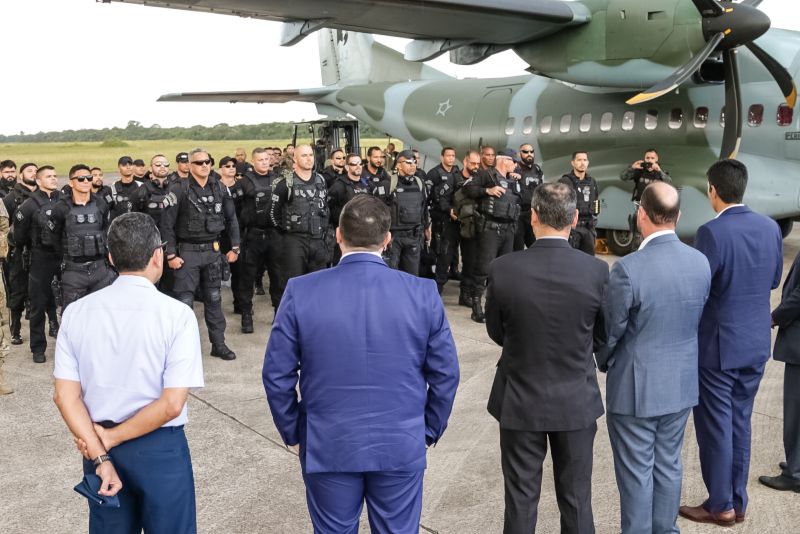 Chegada da força tática  de  intervencão   penitenciária.

Os 40 agentes da Força-Tarefa de Intervenção Penitenciária (FTIP), que chegaram na tarde desta quarta-feira (31) a Belém, vão atuar no treinamento dos novos agentes prisionais da Susipe.

FOTO: BRUNO CECIM / AGÊNCIA PARÁ
DATA: 31.07.2019
BELÉM - PARÁ <div class='credito_fotos'>Foto: Bruno Cecim / Ag.Pará   |   <a href='/midias/2019/originais/5233_chegadadaforcataticadeintervencaopenitenciaria-brunocecim-agpara3.jpg' download><i class='fa-solid fa-download'></i> Download</a></div>