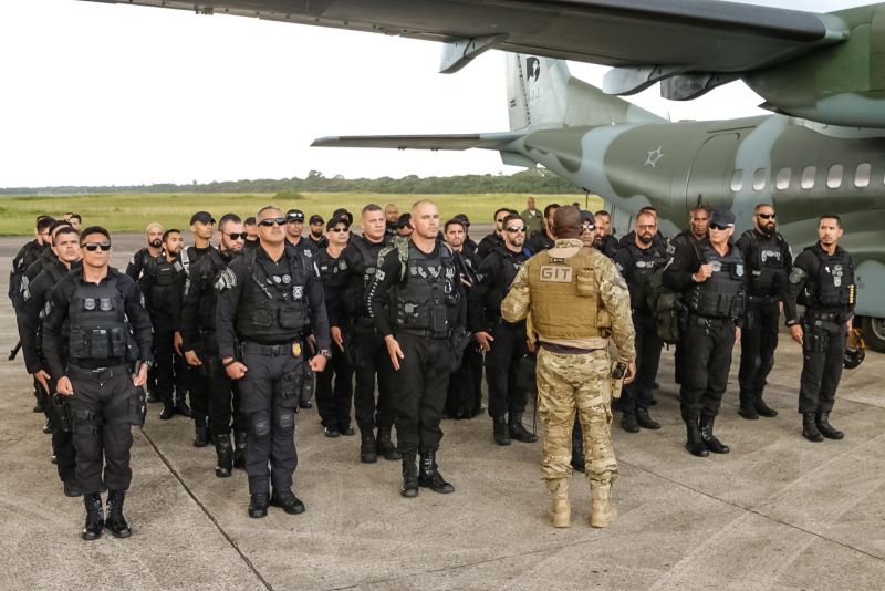 Chegada da força tática  de  intervencão   penitenciária.

Os 40 agentes da Força-Tarefa de Intervenção Penitenciária (FTIP), que chegaram na tarde desta quarta-feira (31) a Belém, vão atuar no treinamento dos novos agentes prisionais da Susipe.

FOTO: BRUNO CECIM / AGÊNCIA PARÁ
DATA: 31.07.2019
BELÉM - PARÁ <div class='credito_fotos'>Foto: Bruno Cecim / Ag.Pará   |   <a href='/midias/2019/originais/5233_chegadadaforcataticadeintervencaopenitenciaria-brunocecim-agpara4.jpg' download><i class='fa-solid fa-download'></i> Download</a></div>