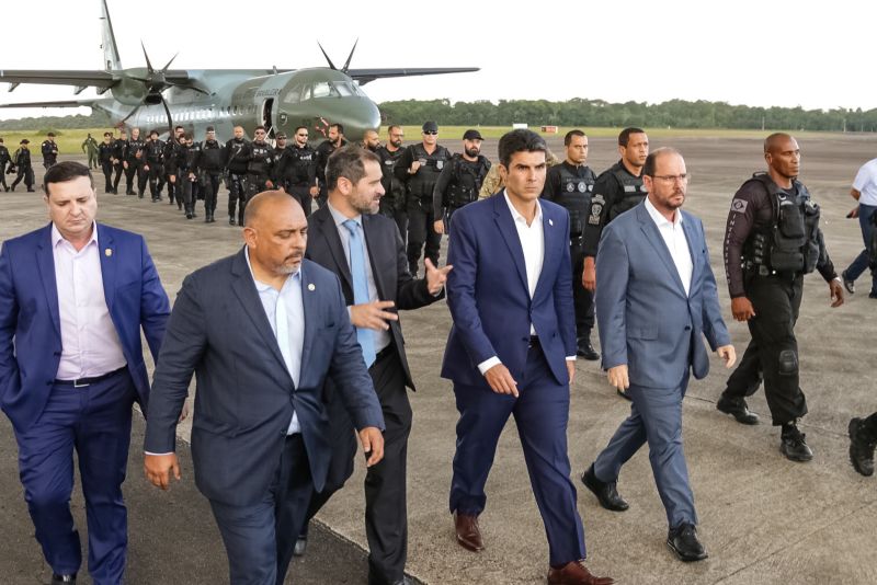 Chegada da força tática  de  intervencão   penitenciária.

Os 40 agentes da Força-Tarefa de Intervenção Penitenciária (FTIP), que chegaram na tarde desta quarta-feira (31) a Belém, vão atuar no treinamento dos novos agentes prisionais da Susipe.

FOTO: BRUNO CECIM / AGÊNCIA PARÁ
DATA: 31.07.2019
BELÉM - PARÁ <div class='credito_fotos'>Foto: Bruno Cecim / Ag.Pará   |   <a href='/midias/2019/originais/5233_chegadadaforcataticadeintervencaopenitenciaria-brunocecim-agpara5.jpg' download><i class='fa-solid fa-download'></i> Download</a></div>