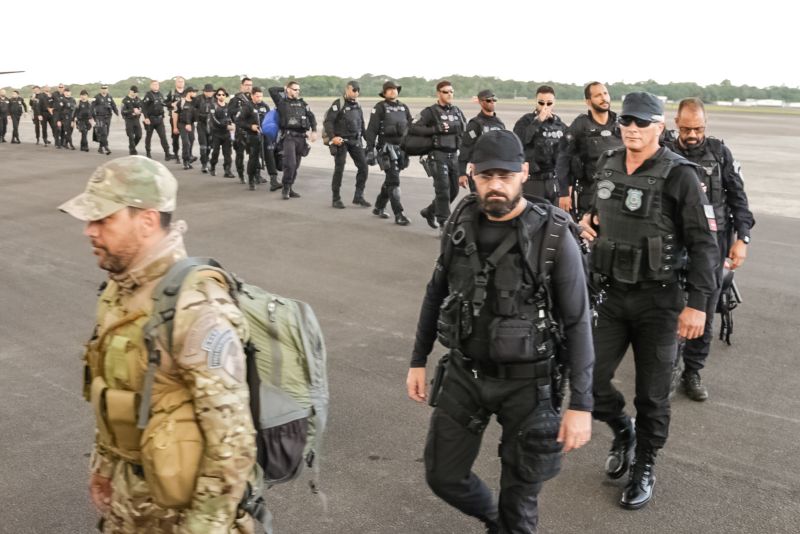 Chegada da força tática  de  intervencão   penitenciária.

Os 40 agentes da Força-Tarefa de Intervenção Penitenciária (FTIP), que chegaram na tarde desta quarta-feira (31) a Belém, vão atuar no treinamento dos novos agentes prisionais da Susipe.

FOTO: BRUNO CECIM / AGÊNCIA PARÁ
DATA: 31.07.2019
BELÉM - PARÁ <div class='credito_fotos'>Foto: Bruno Cecim / Ag.Pará   |   <a href='/midias/2019/originais/5233_chegadadaforcataticadeintervencaopenitenciaria-brunocecim-agpara7.jpg' download><i class='fa-solid fa-download'></i> Download</a></div>