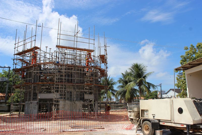A Companhia de Saneamento do Pará (Cosanpa) trabalha em ritmo acelerado para entregar, o mais breve possível, as obras do novo sistema de abastecimento de água do município de Oriximiná, na região do Baixo Amazonas, que terá capacidade de produzir 180 litros de água tratada, por segundo, e armazenar cerca de 2 milhões de litros água para atender toda a população da cidade. <div class='credito_fotos'>Foto: Tayná Horiguchi / Ascom Cosanpa   |   <a href='/midias/2019/originais/5234_img_8873.jpg' download><i class='fa-solid fa-download'></i> Download</a></div>