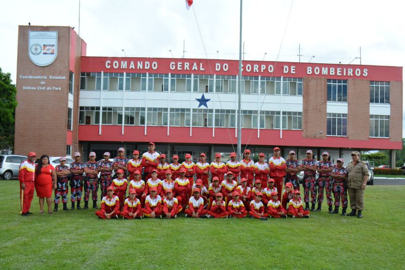 Esta semana, o Comando Geral do Corpo de Bombeiros recebeu uma visita mais do que especial: cerca de 50 alunos do Programa Escola da Vida, pólo município de Curralinho, na Ilha do Marajó, vieram para apoiar a finalização da Operação Verão 2019. Os alunos desembarcaram no porto de Belém na última sexta-feira, após mais de dez horas de viagem. Foram recepcionados pelos Bombeiros de Santa Izabel, que os levaram até o quartel da cidade e recebidos com uma bela cerimônia. Posteriormente, foram ao município de Salinópolis para a realização das atividades socioeducativas da Operação Verão. <div class='credito_fotos'>Foto: ASCOM / CBMPA   |   <a href='/midias/2019/originais/5235_dsc_5961.jpg' download><i class='fa-solid fa-download'></i> Download</a></div>