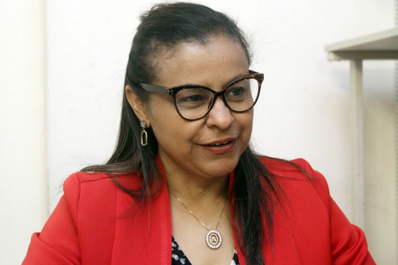 O Núcleo Permanente de Métodos Consensuais de Solução de Conflitos (NUPEMEC), do Tribunal de Justiça do Pará (TJPA), por meio do 1º e do 6º Centros Judiciários de Solução de Conflitos e Cidadania (Cejusc's), realiza nesta quinta, 1º e nesta sexta-feira, 2, uma pauta concentrada de conciliação envolvendo processos de recebimento de créditos referentes ao FGTS de ex-servidores temporários contratados pelo Governo do Estado. A ação é realizada no Salão Rui Barbosa, do Fórum Cível de Belém, das 8h às 14h. <div class='credito_fotos'>Foto: Bruno Cecim / Ag.Pará   |   <a href='/midias/2019/originais/5236_analuciabentes.jpg' download><i class='fa-solid fa-download'></i> Download</a></div>