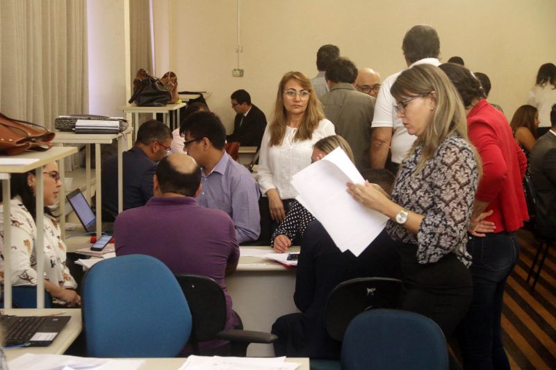 O Núcleo Permanente de Métodos Consensuais de Solução de Conflitos (NUPEMEC), do Tribunal de Justiça do Pará (TJPA), por meio do 1º e do 6º Centros Judiciários de Solução de Conflitos e Cidadania (Cejusc's), realiza nesta quinta, 1º e nesta sexta-feira, 2, uma pauta concentrada de conciliação envolvendo processos de recebimento de créditos referentes ao FGTS de ex-servidores temporários contratados pelo Governo do Estado. A ação é realizada no Salão Rui Barbosa, do Fórum Cível de Belém, das 8h às 14h. <div class='credito_fotos'>Foto: Bruno Cecim / Ag.Pará   |   <a href='/midias/2019/originais/5236_img_7030.jpg' download><i class='fa-solid fa-download'></i> Download</a></div>