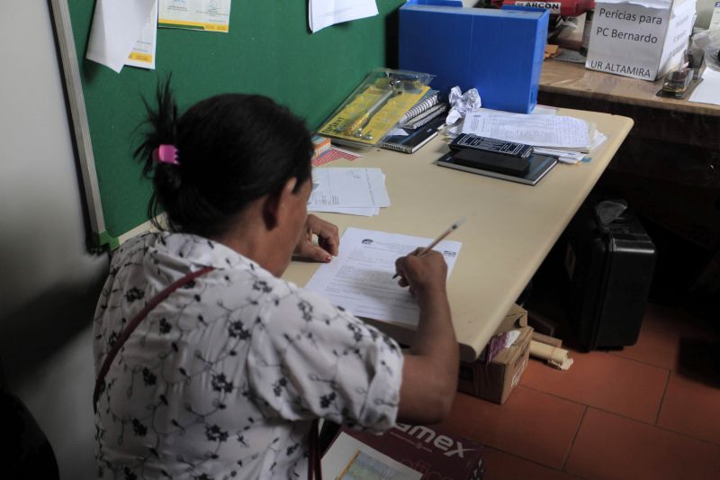 Com o apoio de uma força-tarefa, montada por profissionais de Belém, Altamira, Santarém e de outros municípios da região, o Centro de Perícias Científicas "Renato Chaves", por meio do Instituto Médico Legal e do Instituto de Criminalística, concluiu em apenas dois dias a necrópsia nos corpos dos 58 detentos mortos durante o confronto entre facções criminosas ocorrido no Centro de Recuperação Regional de Altamira, no oeste paraense, na última segunda-feira (29). <div class='credito_fotos'>Foto: Maycon Nunes / Ag. Pará   |   <a href='/midias/2019/originais/5237__mg_9484.jpg' download><i class='fa-solid fa-download'></i> Download</a></div>