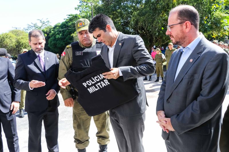 Governo do Pará realizou a entrega de 3.500 novos coletes balísticos, 508 armários de aço e 290 espingardas, calibre 12, para a Polícia Militar do Pará, na manhã desta quinta-feira (1º). 

FOTO: JADER PAES / AGÊNCIA PARÁ
DATA: 01.08.2019
BELÉM - PARÁ <div class='credito_fotos'>Foto: JADER PAES / AG. PARÁ   |   <a href='/midias/2019/originais/5238_entregadecoletes-jaderpaes-agpara2.jpg' download><i class='fa-solid fa-download'></i> Download</a></div>