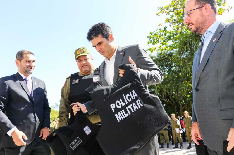 Governo do Pará realizou a entrega de 3.500 novos coletes balísticos, 508 armários de aço e 290 espingardas, calibre 12, para a Polícia Militar do Pará, na manhã desta quinta-feira (1º). 

FOTO: JADER PAES / AGÊNCIA PARÁ
DATA: 01.08.2019
BELÉM - PARÁ <div class='credito_fotos'>Foto: JADER PAES / AG. PARÁ   |   <a href='/midias/2019/originais/5238_entregadecoletes-jaderpaes-agpara4.jpg' download><i class='fa-solid fa-download'></i> Download</a></div>