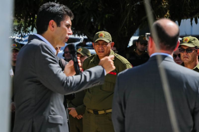 Governo do Pará realizou a entrega de 3.500 novos coletes balísticos, 508 armários de aço e 290 espingardas, calibre 12, para a Polícia Militar do Pará, na manhã desta quinta-feira (1º). 

FOTO: JADER PAES / AGÊNCIA PARÁ
DATA: 01.08.2019
BELÉM - PARÁ <div class='credito_fotos'>Foto: JADER PAES / AG. PARÁ   |   <a href='/midias/2019/originais/5238_entregadecoletes-jaderpaes-agpara53.jpg' download><i class='fa-solid fa-download'></i> Download</a></div>