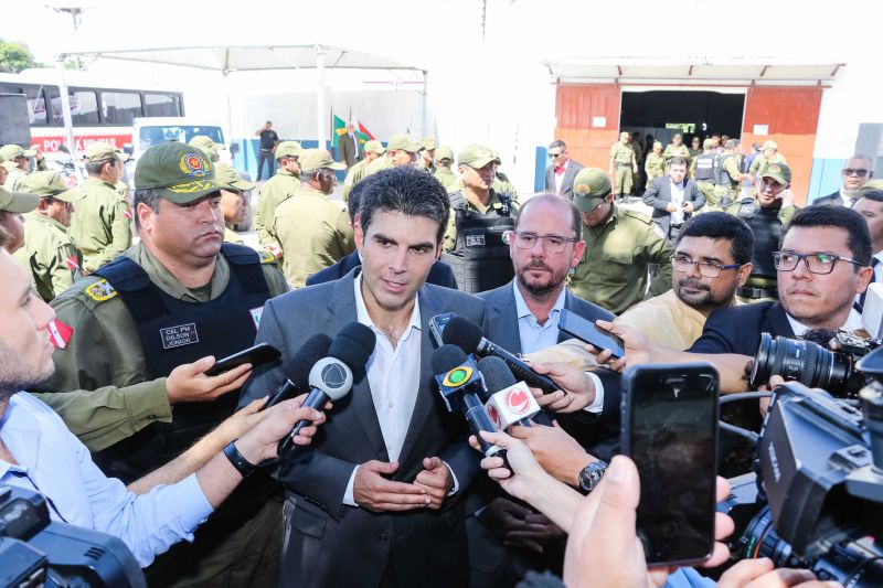 Governo do Pará realizou a entrega de 3.500 novos coletes balísticos, 508 armários de aço e 290 espingardas, calibre 12, para a Polícia Militar do Pará, na manhã desta quinta-feira (1º). 

FOTO: JADER PAES / AGÊNCIA PARÁ
DATA: 01.08.2019
BELÉM - PARÁ <div class='credito_fotos'>Foto: JADER PAES / AG. PARÁ   |   <a href='/midias/2019/originais/5238_entregadecoletes-jaderpaes-agpara64.jpg' download><i class='fa-solid fa-download'></i> Download</a></div>