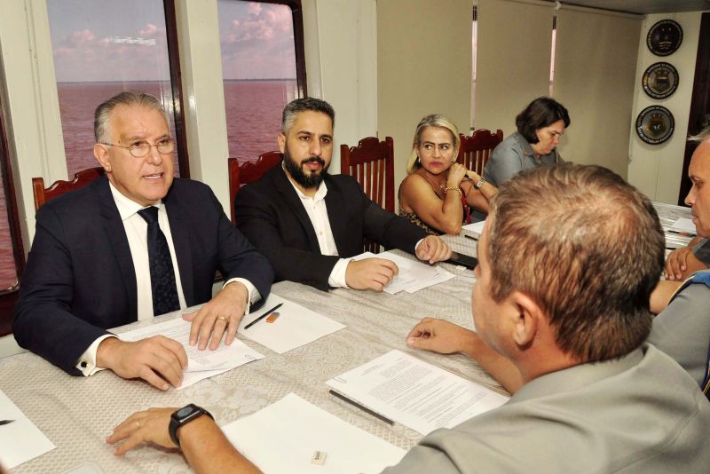 As ações do programa Governo Por Todo o Pará contarão com o apoio da Marinha no município de Soure, no arquipélago do Marajó, no próximo dia 10 de agosto. A parceria foi definida em reunião entre o secretário de Estado de Saúde, Alberto Beltrame, e o comandante do IV Distrito Naval, vice-almirante Newton de Almeida Costa Neto, na sexta-feira (2). <div class='credito_fotos'>Foto: José Pantoja/ Sespa   |   <a href='/midias/2019/originais/5248_conveniomarinhaesespa022.jpg' download><i class='fa-solid fa-download'></i> Download</a></div>