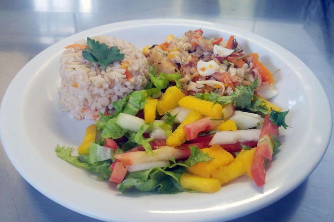 Alimentar-se tendo como base o conceito da alimentação natural é um dos principais conselhos dos nutricionistas para manutenção da saúde e prevenção de doenças. A nutricionista responsável técnica do Serviço de Nutrição e Dietética do Hospital Jean Bitar (HJB), Natália Faria, explica que a alimentação natural é o alimento minimamente processado, sem corantes artificiais, conservantes, aromatizantes e outros aditivos químicos – o alimento em sua forma primária, original.

FOTO: ASCOM / HJB
DATA: 07.05.2019
BELÉM - PARÁ <div class='credito_fotos'>Foto: ASCOM HJB   |   <a href='/midias/2019/originais/52545555-69eb-4338-9b8b-2ef572990acf.jpg' download><i class='fa-solid fa-download'></i> Download</a></div>