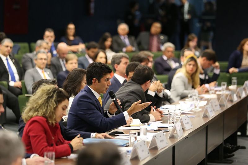 Em nova audiência de conciliação no Supremo Tribunal Federal (STF), em Brasília (DF), na tarde desta segunda, 5, sobre os repasses da Lei Kandir, o governador Helder Barbalho solicitou à União a possibilidade de partilha advinda do pagamento da cessão onerosa para quitar o montante correspondente ao ano de 2019. A legislação debatida prevê a compensação ao Estado pelo Imposto sobre Circulação de Mercadorias e Serviços (ICMS) não arrecadado em consequência da desoneração das exportações. <div class='credito_fotos'>Foto: Jailson Sam / Divulgação   |   <a href='/midias/2019/originais/5255_107738370_7737.jpg' download><i class='fa-solid fa-download'></i> Download</a></div>