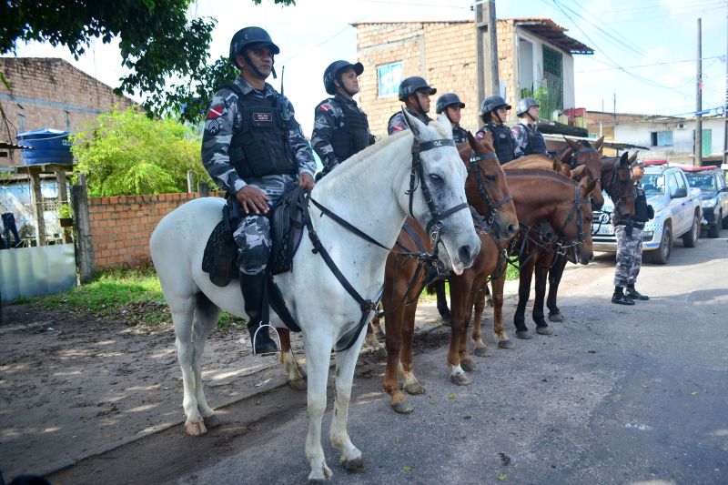 Bairro de Belém historicamente muito violento, com índices alarmantes de criminalidade, o Benguí registrou em 2018 uma média de 123 homicídios por 100 mil habitantes, muito acima da taxa nacional, que ficou em 30 casos. Desde o início de 2019, essa realidade vem mudando. O bairro recebeu, desde o primeiro dia do ano, a massificação das ações policiais, que serão ampliadas com o Programa Territórios pela Paz (TerPaz), lançado pelo Governo do Pará. <div class='credito_fotos'>Foto: Elielson Modesto / Ascom Segup   |   <a href='/midias/2019/originais/5259_dsc_0147.jpg' download><i class='fa-solid fa-download'></i> Download</a></div>