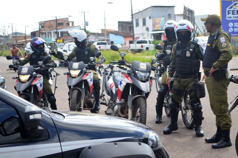 Bairro de Belém historicamente muito violento, com índices alarmantes de criminalidade, o Benguí registrou em 2018 uma média de 123 homicídios por 100 mil habitantes, muito acima da taxa nacional, que ficou em 30 casos. Desde o início de 2019, essa realidade vem mudando. O bairro recebeu, desde o primeiro dia do ano, a massificação das ações policiais, que serão ampliadas com o Programa Territórios pela Paz (TerPaz), lançado pelo Governo do Pará. <div class='credito_fotos'>Foto: Elielson Modesto / Ascom Segup   |   <a href='/midias/2019/originais/5259_dsc_0485.jpg' download><i class='fa-solid fa-download'></i> Download</a></div>