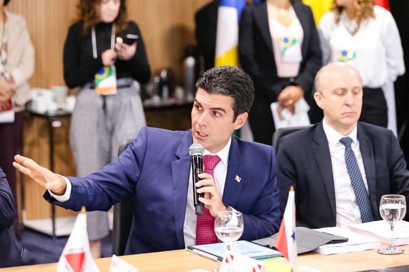 O presidente do Senado Federal, Davi Alcolumbre, garantiu ao governador Helder Barbalho, atual presidente do Fórum Nacional de Governadores, que tão logo o texto da reforma da Previdência chegue ao plenário, oriundo da Câmara dos Deputados, será posta em discussão a reinclusão de estados e municípios. O anúncio foi feito na tarde desta terça-feira (06), durante a 6ª reunião do grupo de trabalho, em Brasília (DF). <div class='credito_fotos'>Foto: Jailson Sam / Divulgação   |   <a href='/midias/2019/originais/5260_107737425_8257.jpg' download><i class='fa-solid fa-download'></i> Download</a></div>