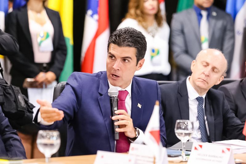 O presidente do Senado Federal, Davi Alcolumbre, garantiu ao governador Helder Barbalho, atual presidente do Fórum Nacional de Governadores, que tão logo o texto da reforma da Previdência chegue ao plenário, oriundo da Câmara dos Deputados, será posta em discussão a reinclusão de estados e municípios. O anúncio foi feito na tarde desta terça-feira (06), durante a 6ª reunião do grupo de trabalho, em Brasília (DF). <div class='credito_fotos'>Foto: Jailson Sam / Divulgação   |   <a href='/midias/2019/originais/5260_107739318_8417.jpg' download><i class='fa-solid fa-download'></i> Download</a></div>