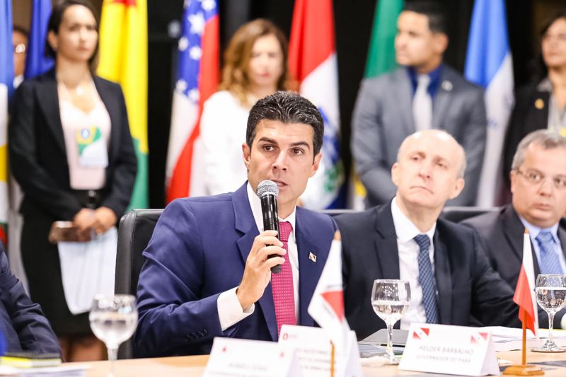 O presidente do Senado Federal, Davi Alcolumbre, garantiu ao governador Helder Barbalho, atual presidente do Fórum Nacional de Governadores, que tão logo o texto da reforma da Previdência chegue ao plenário, oriundo da Câmara dos Deputados, será posta em discussão a reinclusão de estados e municípios. O anúncio foi feito na tarde desta terça-feira (06), durante a 6ª reunião do grupo de trabalho, em Brasília (DF). <div class='credito_fotos'>Foto: Jailson Sam / Divulgação   |   <a href='/midias/2019/originais/5260_806028776_320711.jpg' download><i class='fa-solid fa-download'></i> Download</a></div>