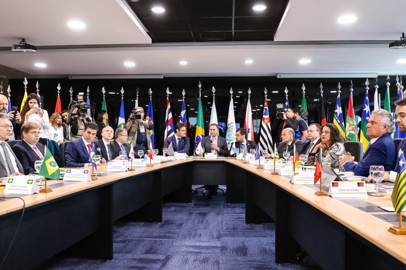 O presidente do Senado Federal, Davi Alcolumbre, garantiu ao governador Helder Barbalho, atual presidente do Fórum Nacional de Governadores, que tão logo o texto da reforma da Previdência chegue ao plenário, oriundo da Câmara dos Deputados, será posta em discussão a reinclusão de estados e municípios. O anúncio foi feito na tarde desta terça-feira (06), durante a 6ª reunião do grupo de trabalho, em Brasília (DF). <div class='credito_fotos'>Foto: Jailson Sam / Divulgação   |   <a href='/midias/2019/originais/5260_806630096_203667.jpg' download><i class='fa-solid fa-download'></i> Download</a></div>