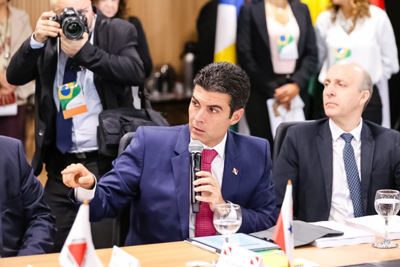 O presidente do Senado Federal, Davi Alcolumbre, garantiu ao governador Helder Barbalho, atual presidente do Fórum Nacional de Governadores, que tão logo o texto da reforma da Previdência chegue ao plenário, oriundo da Câmara dos Deputados, será posta em discussão a reinclusão de estados e municípios. O anúncio foi feito na tarde desta terça-feira (06), durante a 6ª reunião do grupo de trabalho, em Brasília (DF). <div class='credito_fotos'>Foto: Jailson Sam / Divulgação   |   <a href='/midias/2019/originais/5260_806630581_204207.jpg' download><i class='fa-solid fa-download'></i> Download</a></div>