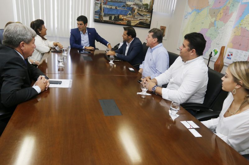 O governador do Estado, Helder Barbalho, reuniu-se com a presidente do Magazine Luiza, Luiza Trajano, e diretores da rede, que está se instalando no Pará e deve gerar, até o final de 2020, cerca de dois mil empregos diretos em todo o Estado. No encontro, realizado na tarde desta quarta-feira (7), no Palácio do Governo, em Belém, os executivos fizeram questão de agradecer ao governo por todo o apoio e celeridade nos trâmites para abertura das lojas e manifestaram, também, a intenção de fortalecer os fornecedores locais. <div class='credito_fotos'>Foto: Marcelo Seabra / Ag. Pará   |   <a href='/midias/2019/originais/5263_20190807155247__mg_1540.jpg' download><i class='fa-solid fa-download'></i> Download</a></div>