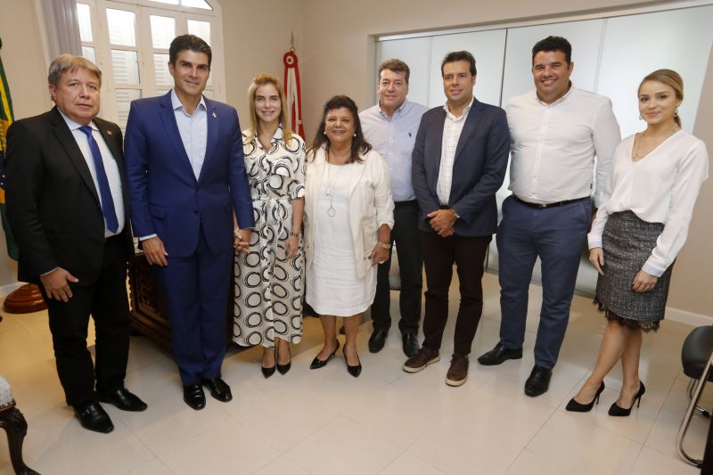 O governador do Estado, Helder Barbalho, reuniu-se com a presidente do Magazine Luiza, Luiza Trajano, e diretores da rede, que está se instalando no Pará e deve gerar, até o final de 2020, cerca de dois mil empregos diretos em todo o Estado. No encontro, realizado na tarde desta quarta-feira (7), no Palácio do Governo, em Belém, os executivos fizeram questão de agradecer ao governo por todo o apoio e celeridade nos trâmites para abertura das lojas e manifestaram, também, a intenção de fortalecer os fornecedores locais. <div class='credito_fotos'>Foto: Marcelo Seabra / Ag. Pará   |   <a href='/midias/2019/originais/5263_20190807161821__mg_1547.jpg' download><i class='fa-solid fa-download'></i> Download</a></div>