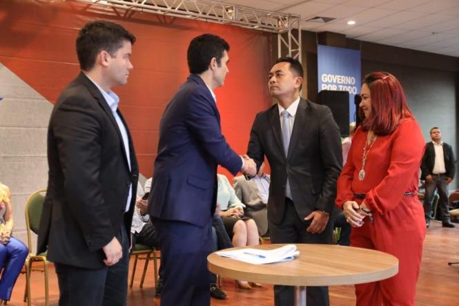 A Empresa de Assistência Técnica e Extensão Rural do Estado do Pará (Emater), por meio da presidente Cleide Amorim, e o Instituto de Terras do Pará (Iterpa), por meio do presidente Bruno Kono, firmaram um termo de cooperação técnica inédito que alia assistência técnica e regularização fundiária, desburocratizando e acelerando os processos, integrando os órgãos e promovendo desenvolvimento sustentável para a agricultura familiar.

FOTO  MARCILIO COSTA / ASCOM ITERPA
DATA 03.04.2019
MARABA - PARA <div class='credito_fotos'>Foto: Marcilio Costa / Ascom ITERPA   |   <a href='/midias/2019/originais/52660cbc-9750-44f8-8fd0-cc62ea423579.jpg' download><i class='fa-solid fa-download'></i> Download</a></div>