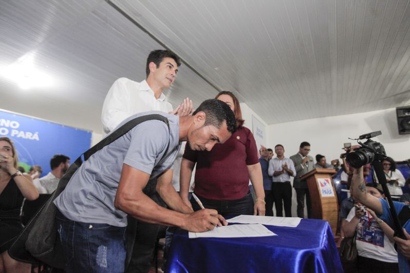 Assinando o recebimento do crédito de produção, Jarde do Nascimento Barros <div class='credito_fotos'>Foto: Maycon Nunes / Ag. Pará   |   <a href='/midias/2019/originais/5266_assinatura02.jpg' download><i class='fa-solid fa-download'></i> Download</a></div>