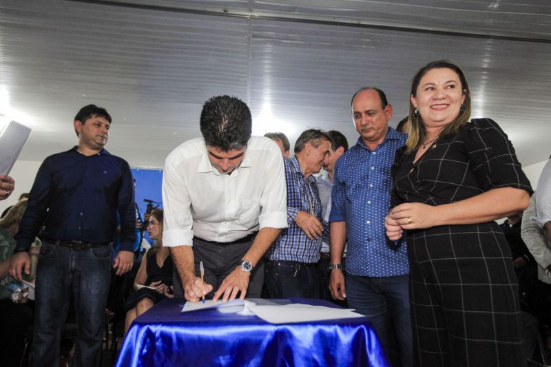 O município de Breves, na região do Marajó, sediou, na manhã desta quinta-feira (8), o Ato de Instação da terceira edição do programa Governo Por Todo o Pará. A cerimônia ocorreu no auditório do Centro de Educação Profissional (Cedep) e contou com a presença do governador Helder Barbalho e de seu vice, Lúcio Vale; do prefeito de Breves, Antônio Augusto; secretários estaduais, deputados estaduais, vereadores, prefeitos, vices-prefeitos e lideranças comunitárias de diversas cidades do arquipélago. Na ocasião, o chefe do Executivo estadual anunciou uma série de medidas que irão beneficiar a população marajoara. <div class='credito_fotos'>Foto: Maycon Nunes / Ag. Pará   |   <a href='/midias/2019/originais/5266_assinaturas_dentro_maycon004.jpg' download><i class='fa-solid fa-download'></i> Download</a></div>