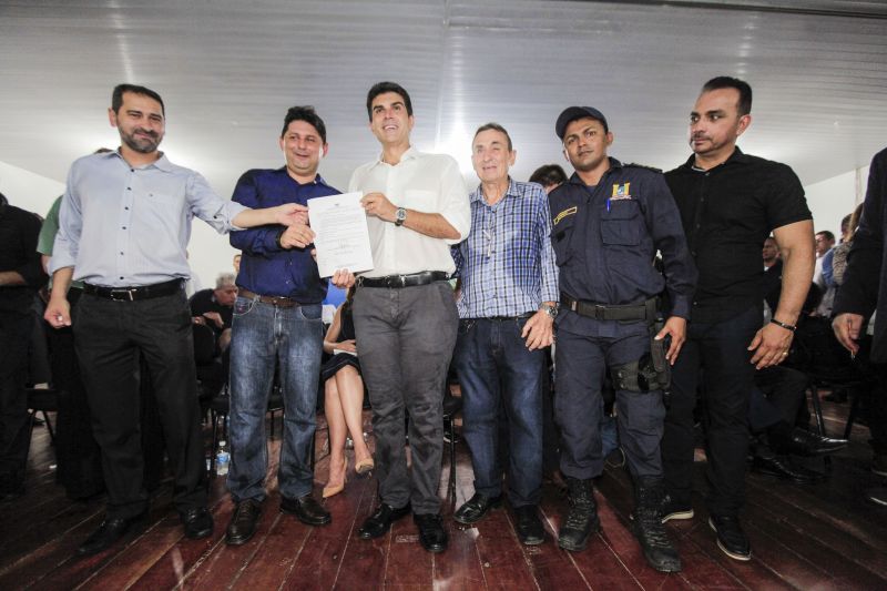 O município de Breves, na região do Marajó, sediou, na manhã desta quinta-feira (8), o Ato de Instação da terceira edição do programa Governo Por Todo o Pará. A cerimônia ocorreu no auditório do Centro de Educação Profissional (Cedep) e contou com a presença do governador Helder Barbalho e de seu vice, Lúcio Vale; do prefeito de Breves, Antônio Augusto; secretários estaduais, deputados estaduais, vereadores, prefeitos, vices-prefeitos e lideranças comunitárias de diversas cidades do arquipélago. Na ocasião, o chefe do Executivo estadual anunciou uma série de medidas que irão beneficiar a população marajoara. <div class='credito_fotos'>Foto: Maycon Nunes / Ag. Pará   |   <a href='/midias/2019/originais/5266_assinaturas_dentro_maycon009.jpg' download><i class='fa-solid fa-download'></i> Download</a></div>