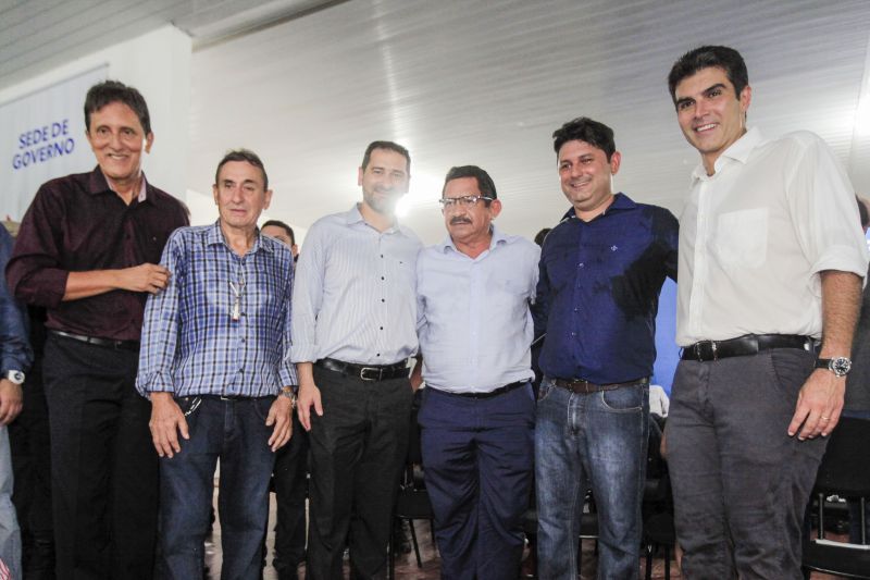 O município de Breves, na região do Marajó, sediou, na manhã desta quinta-feira (8), o Ato de Instação da terceira edição do programa Governo Por Todo o Pará. A cerimônia ocorreu no auditório do Centro de Educação Profissional (Cedep) e contou com a presença do governador Helder Barbalho e de seu vice, Lúcio Vale; do prefeito de Breves, Antônio Augusto; secretários estaduais, deputados estaduais, vereadores, prefeitos, vices-prefeitos e lideranças comunitárias de diversas cidades do arquipélago. Na ocasião, o chefe do Executivo estadual anunciou uma série de medidas que irão beneficiar a população marajoara. <div class='credito_fotos'>Foto: Maycon Nunes / Ag. Pará   |   <a href='/midias/2019/originais/5266_assinaturas_dentro_maycon011.jpg' download><i class='fa-solid fa-download'></i> Download</a></div>