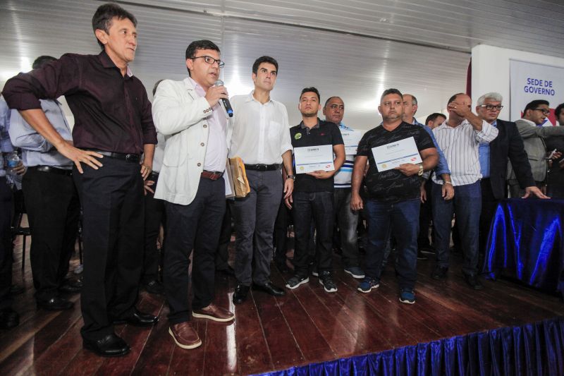 O município de Breves, na região do Marajó, sediou, na manhã desta quinta-feira (8), o Ato de Instação da terceira edição do programa Governo Por Todo o Pará. A cerimônia ocorreu no auditório do Centro de Educação Profissional (Cedep) e contou com a presença do governador Helder Barbalho e de seu vice, Lúcio Vale; do prefeito de Breves, Antônio Augusto; secretários estaduais, deputados estaduais, vereadores, prefeitos, vices-prefeitos e lideranças comunitárias de diversas cidades do arquipélago. Na ocasião, o chefe do Executivo estadual anunciou uma série de medidas que irão beneficiar a população marajoara. <div class='credito_fotos'>Foto: Maycon Nunes / Ag. Pará   |   <a href='/midias/2019/originais/5266_assinaturas_dentro_maycon012.jpg' download><i class='fa-solid fa-download'></i> Download</a></div>