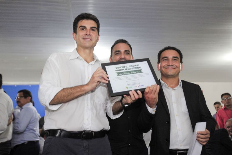 O município de Breves, na região do Marajó, sediou, na manhã desta quinta-feira (8), o Ato de Instação da terceira edição do programa Governo Por Todo o Pará. A cerimônia ocorreu no auditório do Centro de Educação Profissional (Cedep) e contou com a presença do governador Helder Barbalho e de seu vice, Lúcio Vale; do prefeito de Breves, Antônio Augusto; secretários estaduais, deputados estaduais, vereadores, prefeitos, vices-prefeitos e lideranças comunitárias de diversas cidades do arquipélago. Na ocasião, o chefe do Executivo estadual anunciou uma série de medidas que irão beneficiar a população marajoara. <div class='credito_fotos'>Foto: Maycon Nunes / Ag. Pará   |   <a href='/midias/2019/originais/5266_assinaturas_dentro_maycon015.jpg' download><i class='fa-solid fa-download'></i> Download</a></div>