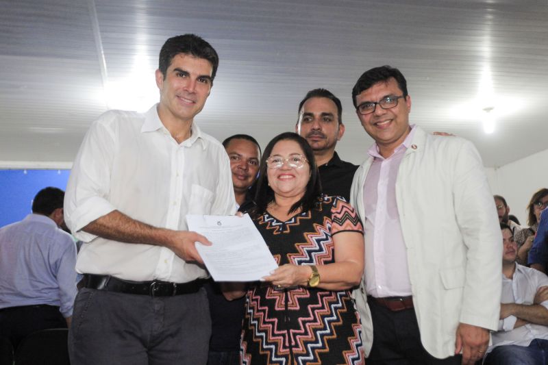 O município de Breves, na região do Marajó, sediou, na manhã desta quinta-feira (8), o Ato de Instação da terceira edição do programa Governo Por Todo o Pará. A cerimônia ocorreu no auditório do Centro de Educação Profissional (Cedep) e contou com a presença do governador Helder Barbalho e de seu vice, Lúcio Vale; do prefeito de Breves, Antônio Augusto; secretários estaduais, deputados estaduais, vereadores, prefeitos, vices-prefeitos e lideranças comunitárias de diversas cidades do arquipélago. Na ocasião, o chefe do Executivo estadual anunciou uma série de medidas que irão beneficiar a população marajoara. <div class='credito_fotos'>Foto: Maycon Nunes / Ag. Pará   |   <a href='/midias/2019/originais/5266_assinaturas_dentro_maycon017.jpg' download><i class='fa-solid fa-download'></i> Download</a></div>