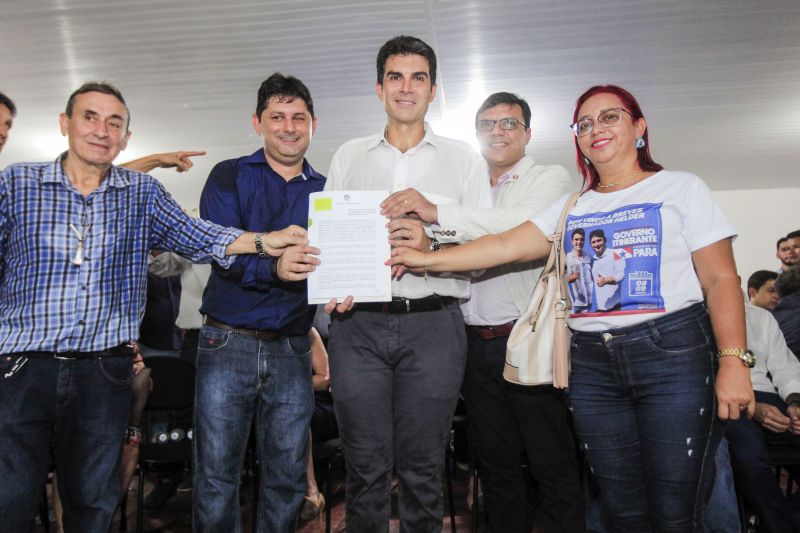 O município de Breves, na região do Marajó, sediou, na manhã desta quinta-feira (8), o Ato de Instação da terceira edição do programa Governo Por Todo o Pará. A cerimônia ocorreu no auditório do Centro de Educação Profissional (Cedep) e contou com a presença do governador Helder Barbalho e de seu vice, Lúcio Vale; do prefeito de Breves, Antônio Augusto; secretários estaduais, deputados estaduais, vereadores, prefeitos, vices-prefeitos e lideranças comunitárias de diversas cidades do arquipélago. Na ocasião, o chefe do Executivo estadual anunciou uma série de medidas que irão beneficiar a população marajoara. <div class='credito_fotos'>Foto: Maycon Nunes / Ag. Pará   |   <a href='/midias/2019/originais/5266_assinaturas_dentro_maycon019.jpg' download><i class='fa-solid fa-download'></i> Download</a></div>