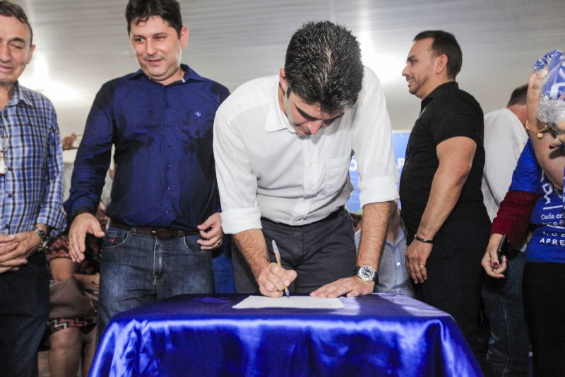 O município de Breves, na região do Marajó, sediou, na manhã desta quinta-feira (8), o Ato de Instação da terceira edição do programa Governo Por Todo o Pará. A cerimônia ocorreu no auditório do Centro de Educação Profissional (Cedep) e contou com a presença do governador Helder Barbalho e de seu vice, Lúcio Vale; do prefeito de Breves, Antônio Augusto; secretários estaduais, deputados estaduais, vereadores, prefeitos, vices-prefeitos e lideranças comunitárias de diversas cidades do arquipélago. Na ocasião, o chefe do Executivo estadual anunciou uma série de medidas que irão beneficiar a população marajoara. <div class='credito_fotos'>Foto: Maycon Nunes / Ag. Pará   |   <a href='/midias/2019/originais/5266_assinaturas_dentro_maycon020.jpg' download><i class='fa-solid fa-download'></i> Download</a></div>