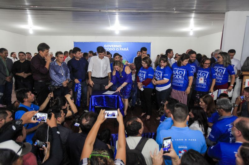 O município de Breves, na região do Marajó, sediou, na manhã desta quinta-feira (8), o Ato de Instação da terceira edição do programa Governo Por Todo o Pará. A cerimônia ocorreu no auditório do Centro de Educação Profissional (Cedep) e contou com a presença do governador Helder Barbalho e de seu vice, Lúcio Vale; do prefeito de Breves, Antônio Augusto; secretários estaduais, deputados estaduais, vereadores, prefeitos, vices-prefeitos e lideranças comunitárias de diversas cidades do arquipélago. Na ocasião, o chefe do Executivo estadual anunciou uma série de medidas que irão beneficiar a população marajoara. <div class='credito_fotos'>Foto: Maycon Nunes / Ag. Pará   |   <a href='/midias/2019/originais/5266_assinaturas_dentro_maycon022.jpg' download><i class='fa-solid fa-download'></i> Download</a></div>