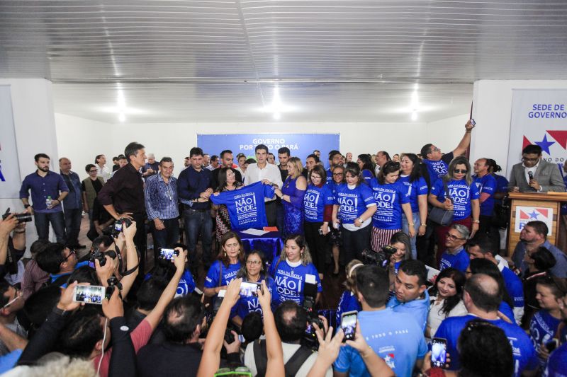 O município de Breves, na região do Marajó, sediou, na manhã desta quinta-feira (8), o Ato de Instação da terceira edição do programa Governo Por Todo o Pará. A cerimônia ocorreu no auditório do Centro de Educação Profissional (Cedep) e contou com a presença do governador Helder Barbalho e de seu vice, Lúcio Vale; do prefeito de Breves, Antônio Augusto; secretários estaduais, deputados estaduais, vereadores, prefeitos, vices-prefeitos e lideranças comunitárias de diversas cidades do arquipélago. Na ocasião, o chefe do Executivo estadual anunciou uma série de medidas que irão beneficiar a população marajoara. <div class='credito_fotos'>Foto: Maycon Nunes / Ag. Pará   |   <a href='/midias/2019/originais/5266_assinaturas_dentro_maycon023.jpg' download><i class='fa-solid fa-download'></i> Download</a></div>