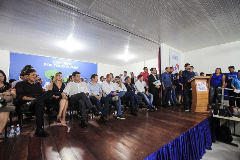 O município de Breves, na região do Marajó, sediou, na manhã desta quinta-feira (8), o Ato de Instação da terceira edição do programa Governo Por Todo o Pará. A cerimônia ocorreu no auditório do Centro de Educação Profissional (Cedep) e contou com a presença do governador Helder Barbalho e de seu vice, Lúcio Vale; do prefeito de Breves, Antônio Augusto; secretários estaduais, deputados estaduais, vereadores, prefeitos, vices-prefeitos e lideranças comunitárias de diversas cidades do arquipélago. Na ocasião, o chefe do Executivo estadual anunciou uma série de medidas que irão beneficiar a população marajoara. <div class='credito_fotos'>Foto: Maycon Nunes / Ag. Pará   |   <a href='/midias/2019/originais/5266_assinaturas_dentro_maycon027.jpg' download><i class='fa-solid fa-download'></i> Download</a></div>