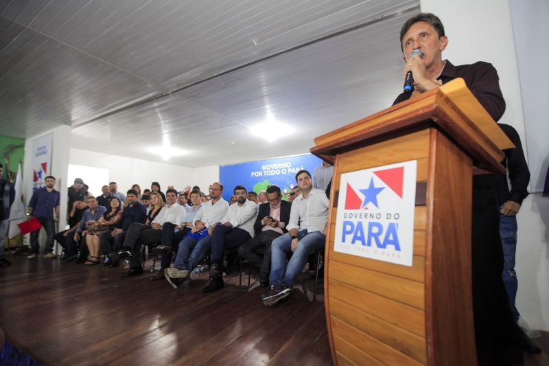 O município de Breves, na região do Marajó, sediou, na manhã desta quinta-feira (8), o Ato de Instação da terceira edição do programa Governo Por Todo o Pará. A cerimônia ocorreu no auditório do Centro de Educação Profissional (Cedep) e contou com a presença do governador Helder Barbalho e de seu vice, Lúcio Vale; do prefeito de Breves, Antônio Augusto; secretários estaduais, deputados estaduais, vereadores, prefeitos, vices-prefeitos e lideranças comunitárias de diversas cidades do arquipélago. Na ocasião, o chefe do Executivo estadual anunciou uma série de medidas que irão beneficiar a população marajoara. <div class='credito_fotos'>Foto: Maycon Nunes / Ag. Pará   |   <a href='/midias/2019/originais/5266_assinaturas_dentro_maycon030.jpg' download><i class='fa-solid fa-download'></i> Download</a></div>