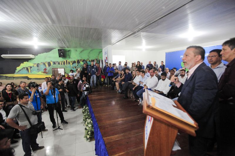 O município de Breves, na região do Marajó, sediou, na manhã desta quinta-feira (8), o Ato de Instação da terceira edição do programa Governo Por Todo o Pará. A cerimônia ocorreu no auditório do Centro de Educação Profissional (Cedep) e contou com a presença do governador Helder Barbalho e de seu vice, Lúcio Vale; do prefeito de Breves, Antônio Augusto; secretários estaduais, deputados estaduais, vereadores, prefeitos, vices-prefeitos e lideranças comunitárias de diversas cidades do arquipélago. Na ocasião, o chefe do Executivo estadual anunciou uma série de medidas que irão beneficiar a população marajoara. <div class='credito_fotos'>Foto: Maycon Nunes / Ag. Pará   |   <a href='/midias/2019/originais/5266_assinaturas_dentro_maycon031.jpg' download><i class='fa-solid fa-download'></i> Download</a></div>
