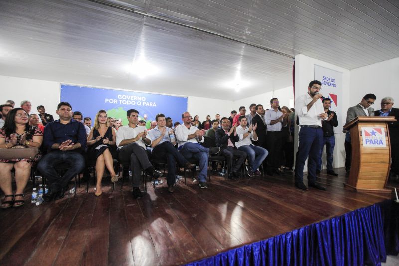 O município de Breves, na região do Marajó, sediou, na manhã desta quinta-feira (8), o Ato de Instação da terceira edição do programa Governo Por Todo o Pará. A cerimônia ocorreu no auditório do Centro de Educação Profissional (Cedep) e contou com a presença do governador Helder Barbalho e de seu vice, Lúcio Vale; do prefeito de Breves, Antônio Augusto; secretários estaduais, deputados estaduais, vereadores, prefeitos, vices-prefeitos e lideranças comunitárias de diversas cidades do arquipélago. Na ocasião, o chefe do Executivo estadual anunciou uma série de medidas que irão beneficiar a população marajoara. <div class='credito_fotos'>Foto: Maycon Nunes / Ag. Pará   |   <a href='/midias/2019/originais/5266_assinaturas_dentro_maycon032.jpg' download><i class='fa-solid fa-download'></i> Download</a></div>