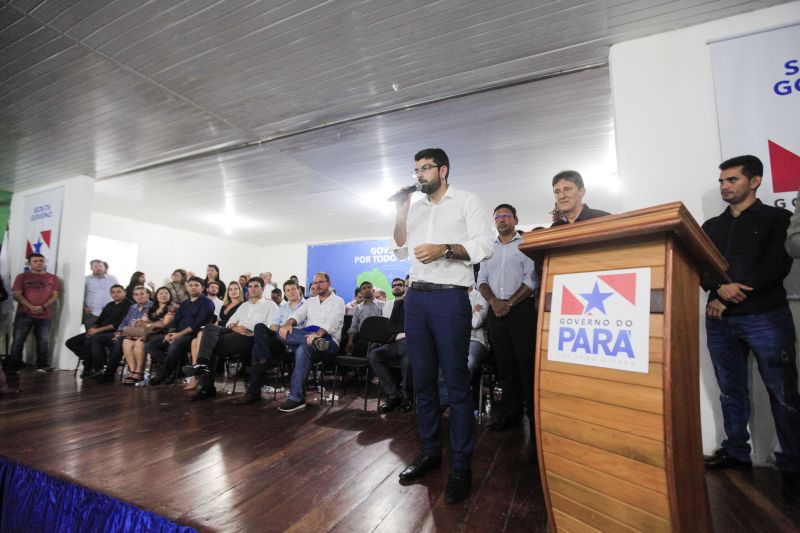 O município de Breves, na região do Marajó, sediou, na manhã desta quinta-feira (8), o Ato de Instação da terceira edição do programa Governo Por Todo o Pará. A cerimônia ocorreu no auditório do Centro de Educação Profissional (Cedep) e contou com a presença do governador Helder Barbalho e de seu vice, Lúcio Vale; do prefeito de Breves, Antônio Augusto; secretários estaduais, deputados estaduais, vereadores, prefeitos, vices-prefeitos e lideranças comunitárias de diversas cidades do arquipélago. Na ocasião, o chefe do Executivo estadual anunciou uma série de medidas que irão beneficiar a população marajoara. <div class='credito_fotos'>Foto: Maycon Nunes / Ag. Pará   |   <a href='/midias/2019/originais/5266_assinaturas_dentro_maycon033.jpg' download><i class='fa-solid fa-download'></i> Download</a></div>