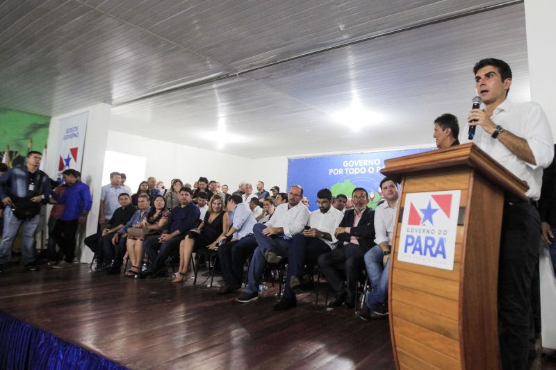 O município de Breves, na região do Marajó, sediou, na manhã desta quinta-feira (8), o Ato de Instação da terceira edição do programa Governo Por Todo o Pará. A cerimônia ocorreu no auditório do Centro de Educação Profissional (Cedep) e contou com a presença do governador Helder Barbalho e de seu vice, Lúcio Vale; do prefeito de Breves, Antônio Augusto; secretários estaduais, deputados estaduais, vereadores, prefeitos, vices-prefeitos e lideranças comunitárias de diversas cidades do arquipélago. Na ocasião, o chefe do Executivo estadual anunciou uma série de medidas que irão beneficiar a população marajoara. <div class='credito_fotos'>Foto: Maycon Nunes / Ag. Pará   |   <a href='/midias/2019/originais/5266_assinaturas_dentro_maycon036.jpg' download><i class='fa-solid fa-download'></i> Download</a></div>