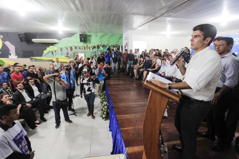O município de Breves, na região do Marajó, sediou, na manhã desta quinta-feira (8), o Ato de Instação da terceira edição do programa Governo Por Todo o Pará. A cerimônia ocorreu no auditório do Centro de Educação Profissional (Cedep) e contou com a presença do governador Helder Barbalho e de seu vice, Lúcio Vale; do prefeito de Breves, Antônio Augusto; secretários estaduais, deputados estaduais, vereadores, prefeitos, vices-prefeitos e lideranças comunitárias de diversas cidades do arquipélago. Na ocasião, o chefe do Executivo estadual anunciou uma série de medidas que irão beneficiar a população marajoara. <div class='credito_fotos'>Foto: Maycon Nunes / Ag. Pará   |   <a href='/midias/2019/originais/5266_assinaturas_dentro_maycon037.jpg' download><i class='fa-solid fa-download'></i> Download</a></div>