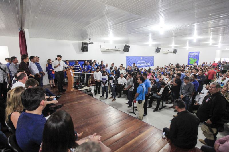 O município de Breves, na região do Marajó, sediou, na manhã desta quinta-feira (8), o Ato de Instação da terceira edição do programa Governo Por Todo o Pará. A cerimônia ocorreu no auditório do Centro de Educação Profissional (Cedep) e contou com a presença do governador Helder Barbalho e de seu vice, Lúcio Vale; do prefeito de Breves, Antônio Augusto; secretários estaduais, deputados estaduais, vereadores, prefeitos, vices-prefeitos e lideranças comunitárias de diversas cidades do arquipélago. Na ocasião, o chefe do Executivo estadual anunciou uma série de medidas que irão beneficiar a população marajoara. <div class='credito_fotos'>Foto: Maycon Nunes / Ag. Pará   |   <a href='/midias/2019/originais/5266_assinaturas_dentro_maycon038.jpg' download><i class='fa-solid fa-download'></i> Download</a></div>