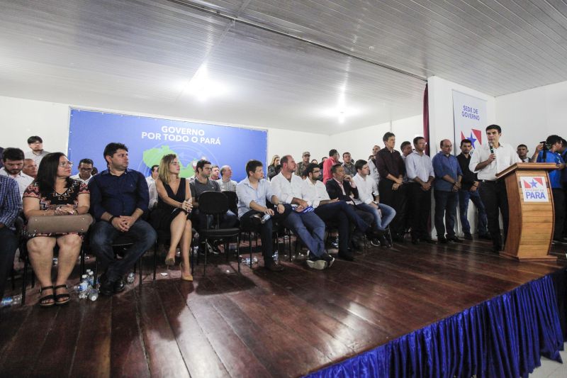 O município de Breves, na região do Marajó, sediou, na manhã desta quinta-feira (8), o Ato de Instação da terceira edição do programa Governo Por Todo o Pará. A cerimônia ocorreu no auditório do Centro de Educação Profissional (Cedep) e contou com a presença do governador Helder Barbalho e de seu vice, Lúcio Vale; do prefeito de Breves, Antônio Augusto; secretários estaduais, deputados estaduais, vereadores, prefeitos, vices-prefeitos e lideranças comunitárias de diversas cidades do arquipélago. Na ocasião, o chefe do Executivo estadual anunciou uma série de medidas que irão beneficiar a população marajoara. <div class='credito_fotos'>Foto: Maycon Nunes / Ag. Pará   |   <a href='/midias/2019/originais/5266_assinaturas_dentro_maycon039.jpg' download><i class='fa-solid fa-download'></i> Download</a></div>