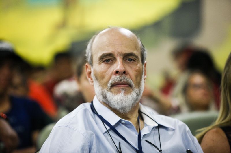 O município de Breves, na região do Marajó, sediou, na manhã desta quinta-feira (8), o Ato de Instação da terceira edição do programa Governo Por Todo o Pará. A cerimônia ocorreu no auditório do Centro de Educação Profissional (Cedep) e contou com a presença do governador Helder Barbalho e de seu vice, Lúcio Vale; do prefeito de Breves, Antônio Augusto; secretários estaduais, deputados estaduais, vereadores, prefeitos, vices-prefeitos e lideranças comunitárias de diversas cidades do arquipélago. Na ocasião, o chefe do Executivo estadual anunciou uma série de medidas que irão beneficiar a população marajoara. <div class='credito_fotos'>Foto: Maycon Nunes / Ag. Pará   |   <a href='/midias/2019/originais/5266_cosampamaycon_auditorio_005.jpg' download><i class='fa-solid fa-download'></i> Download</a></div>